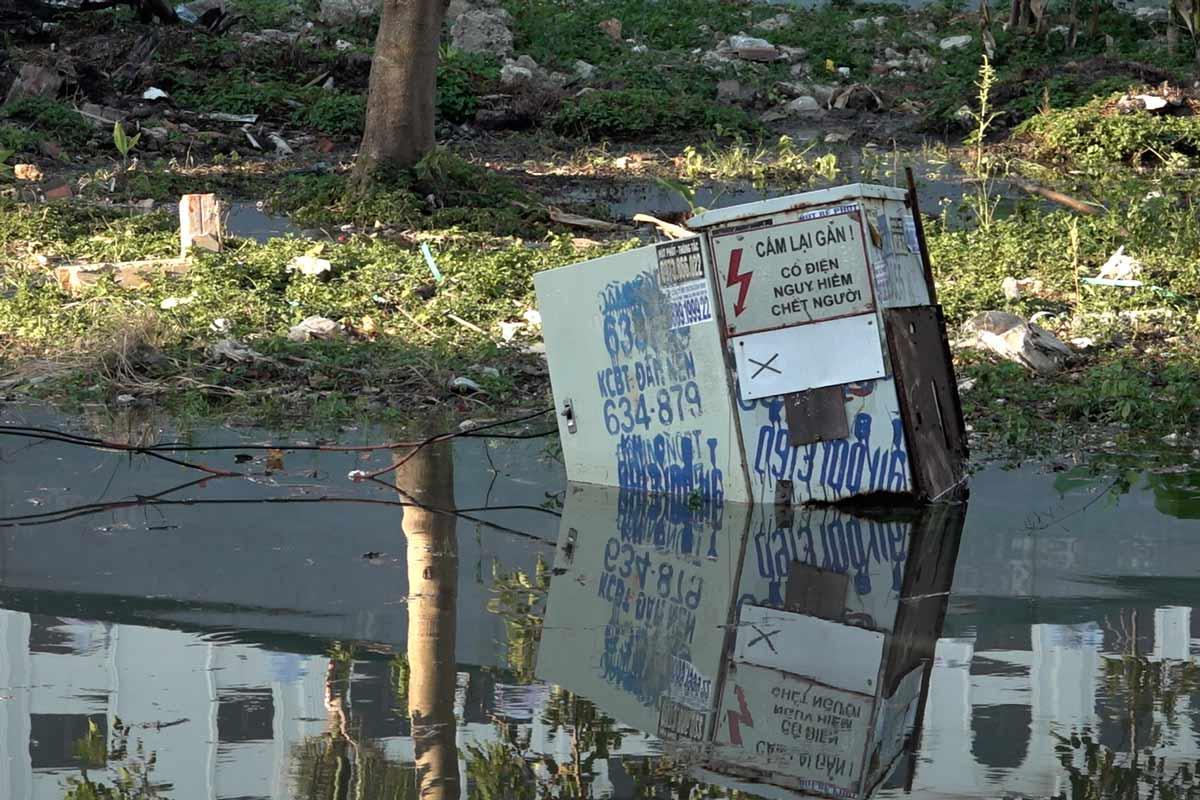 Triều cường dâng cao ngập vỉa hè và tủ điện. Ảnh: Đoàn Hưng