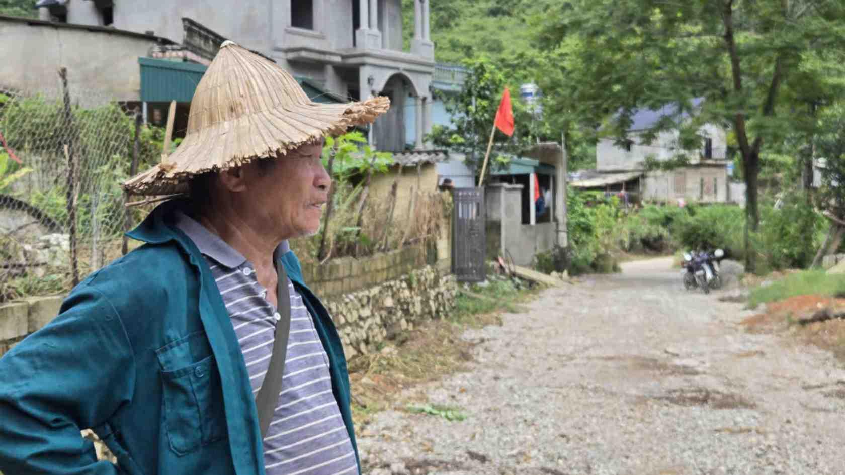 Ánh mắt người dân thất thần nhìn diện tích lúa và hoa màu bị nhấn chìm trong biển nước. Ảnh: Khánh Linh