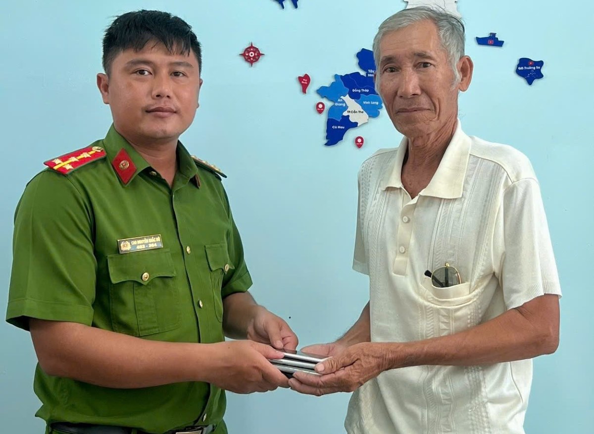 Cụ ông vui mừng khi công an phá án nhanh và trao lại các điện thoại bị trộm. Ảnh: Công an