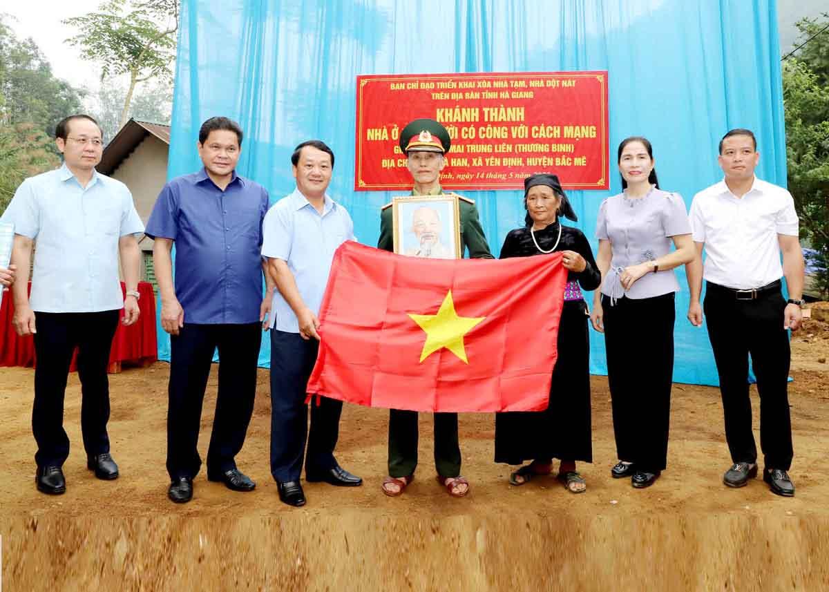 Bí thư Tỉnh ủy Tuyên Quang Hầu A Lềnh (thứ 3 từ trái) trao cờ Tổ quốc và ảnh Bác Hồ tại lễ khánh thành nhà ở cho hộ gia đình chính sách trên địa bàn. Ảnh: Văn Nghị.