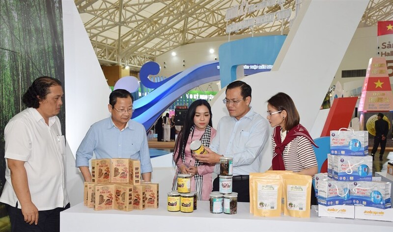 Sản phẩm OCOP của Cà Mau tại Triển lãm thành tựu đất nước nhân kỷ niệm 80 năm Cách mạng tháng Tám và Quốc khánh 2/9. Ảnh: Kiều Ngân