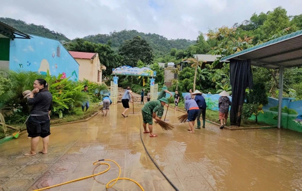 Cán bộ giáo viên Trường Mầm non Tam Thanh và lực lượng chức năng tiến hành dọn dẹp bùn đất, sẵn sàng cho ngày khai giảng. Ảnh: Nhà trường cung cấp