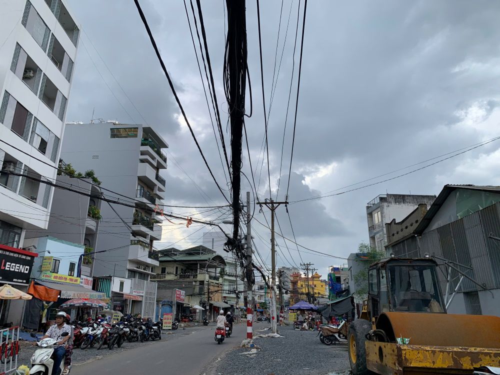 Ban quản lý các dự án lưới điện phân phối TPHCM (trực thuộc EVNHCMC) đang làm và dự kiến đến tháng 9.2025 sẽ hoàn thành, đưa toàn bộ hệ thống điện từ lưới nổi xuống ngầm. Ảnh: Thái Bảo