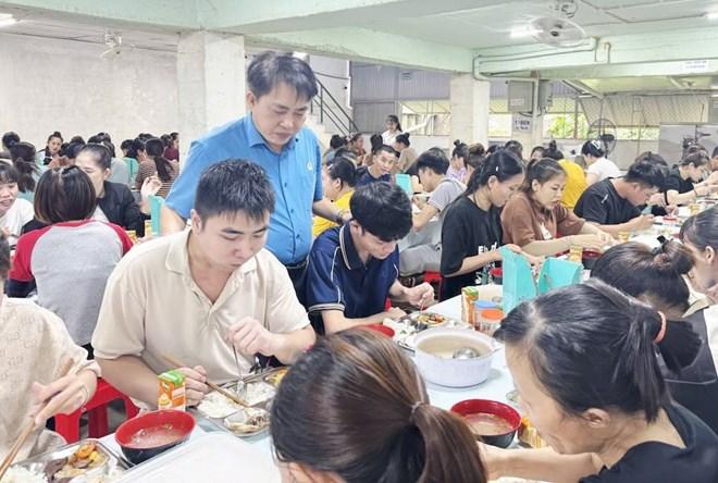 Công nhân công ty may quây quần bên