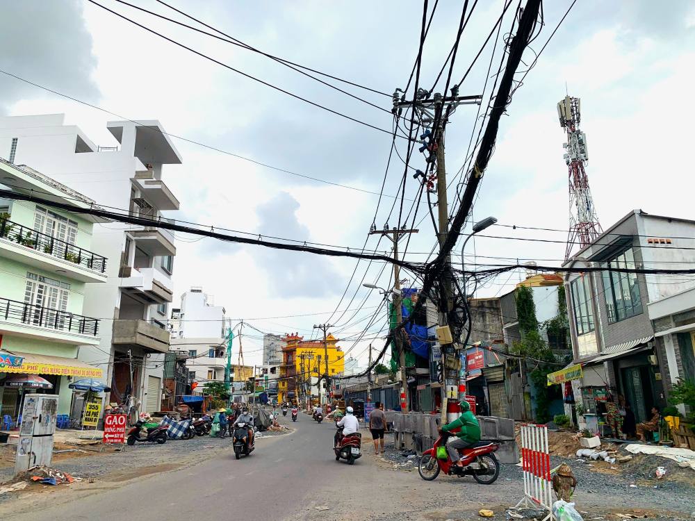Cột điện án ngữ trên đường Chu Văn An (TPHCM) gây ảnh hưởng đến việc thi công dự án, mất an toàn khi tham gia giao thông qua khu vực. Ảnh: Thái Bảo