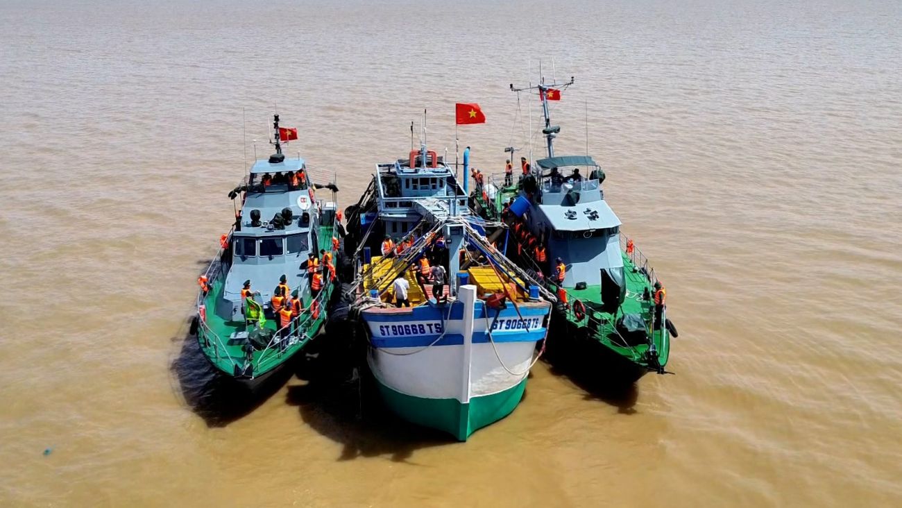 Lực lượng Biên phòng TP Cần Thơ kiểm tra, giám sát tàu cá trên biển. Ảnh: Văn Long