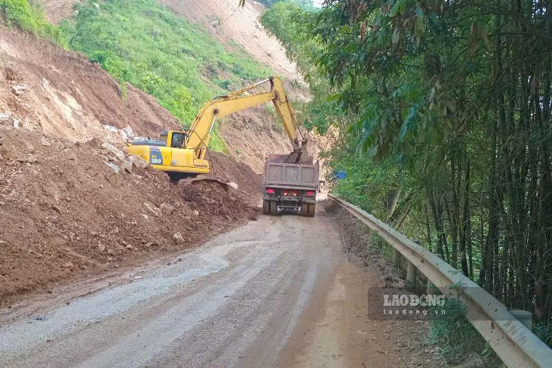 Hàng loạt máy móc thi công Quốc lộ 279 để dự án về đích đúng hẹn. Ảnh: Đinh Đại