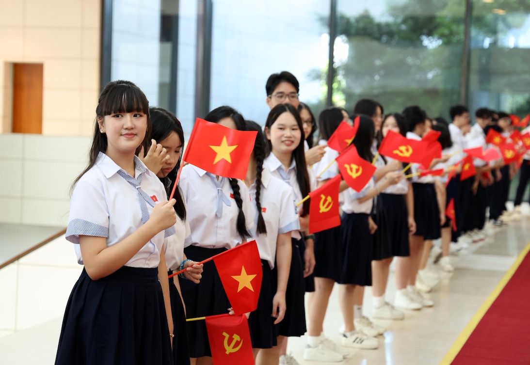 Các em học sinh hân hoan chào đón đại biểu tới dự lễ khai giảng năm học mới tại điểm cầu chính, Trung tâm Hội nghị Quốc gia, Hà Nội - Ảnh: VGP/Đức Tuân