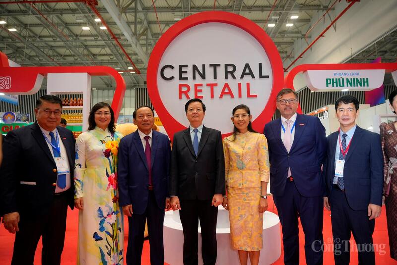 Phó Thủ tướng Chính phủ Mai Văn Chính, Bộ trưởng Bộ Văn hoá, Thể thao và Du lịch Nguyễn Văn Hùng, Thứ trưởng Bộ Công Thương Phan Thị Thắng chụp ảnh cùng đại diện Central Retail.
