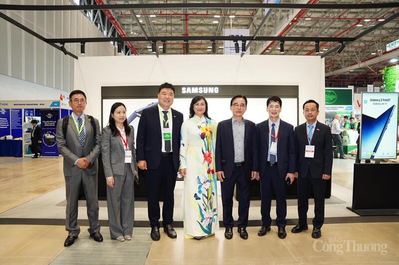 Thứ trưởng Phan Thị Thắng thăm gian hàng của Samsung.