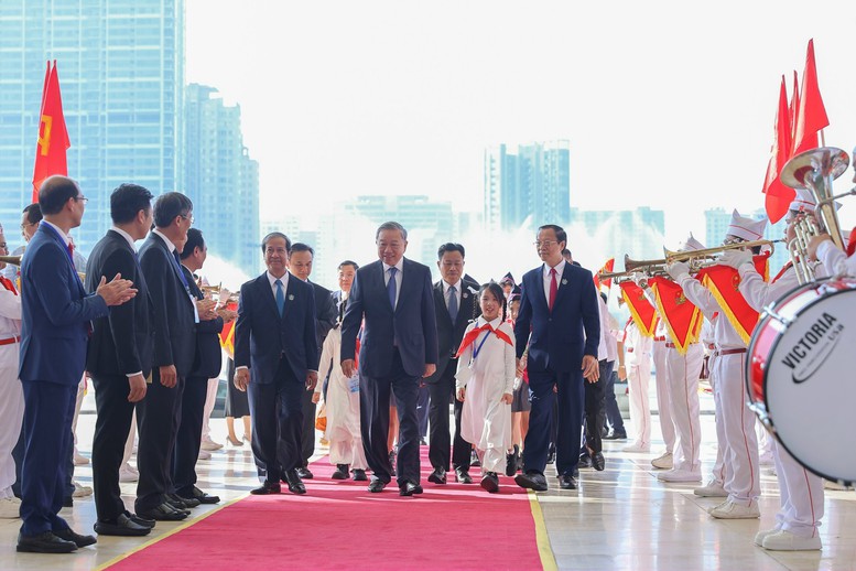 Tổng Bí thư Tô Lâm cùng các đại biểu tới dự khai giảng năm học 2025 – 2026 và kỷ niệm 80 năm truyền thống ngành Giáo dục. Ảnh: VGP