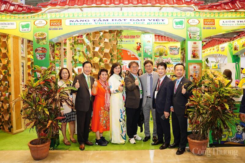 Thứ trưởng Phan Thị Thắng thăm gian hàng của Công ty cổ phần Thực phẩm Bình Tây (Bình Tây Food).