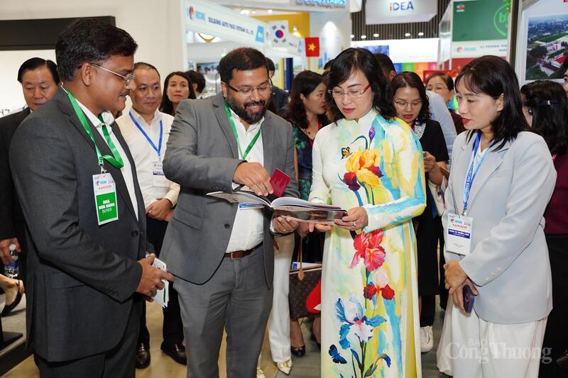 Một doanh nghiệp nước ngoài giới thiệu các sản phẩm tiêu biểu với Thứ trưởng Phan Thị Thắng.