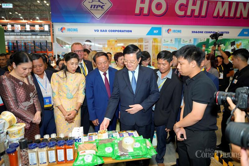 Phó Thủ tướng Chính phủ Mai Văn Chính tham quan các gian hàng.