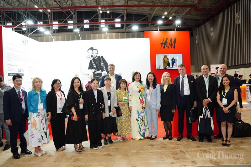 Thứ trưởng Phan Thị Thắng tham quan gian hàng của H&M.