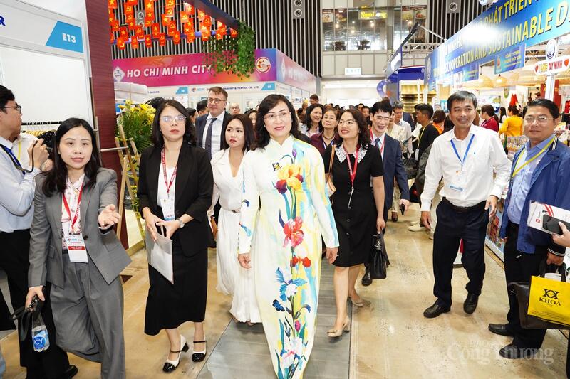 Thứ trưởng Phan Thị Thắng tham quan các gian hàng trưng bày.