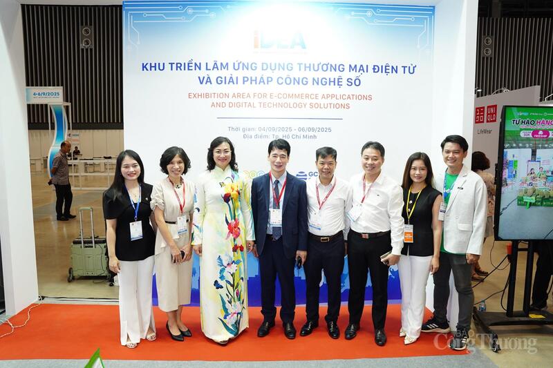 Thứ trưởng Phan Thị Thắng tham quan gian hàng tại Khu triển lãm Ứng dụng thương mại điện tử và giải pháp công nghệ số.