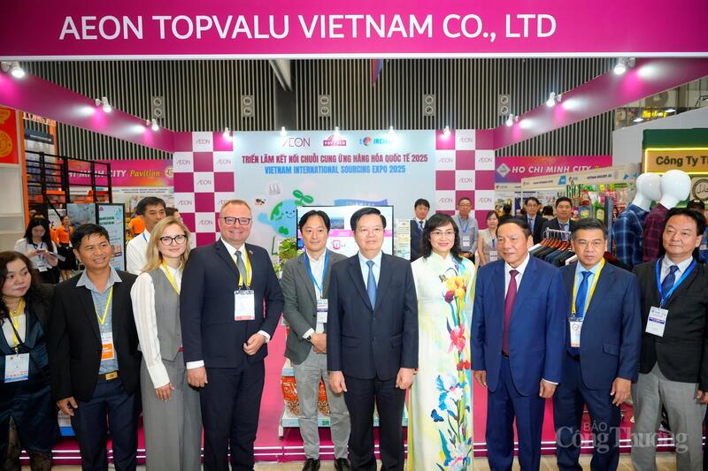 Phó Thủ tướng Chính phủ Mai Văn Chính, Bộ trưởng Bộ Văn hoá, Thể thao và Du lịch Nguyễn Văn Hùng, Thứ trưởng Bộ Công Thương Phan Thị Thắng chụp ảnh cùng đại diện AEON.