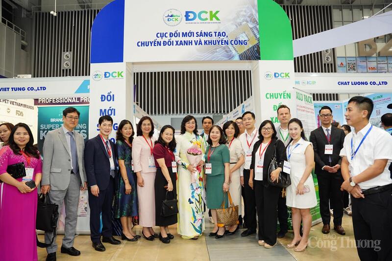 Thứ trưởng Phan Thị Thắng chụp ảnh cùng một số đơn vị trực thuộc Bộ Công Thương tại triển lãm.