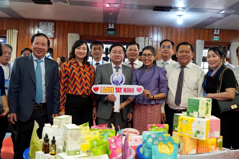 Thứ trưởng Bộ Công Thương Phan Thị Thắng cùng các đại biểu chụp ảnh lưu niệm. Ảnh: Nguyễn Ngọc