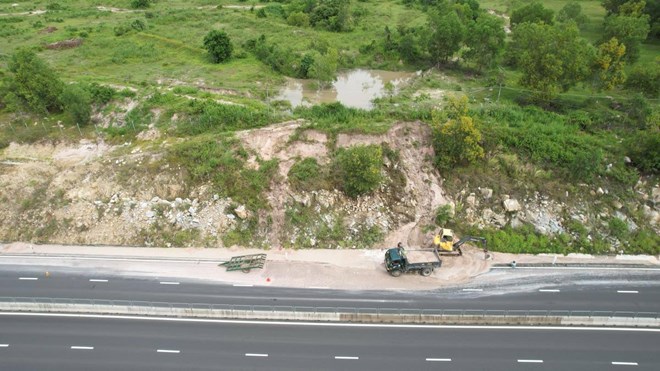 Đất cát tràn xuống cao tốc Vĩnh Hảo - Phan Thiết