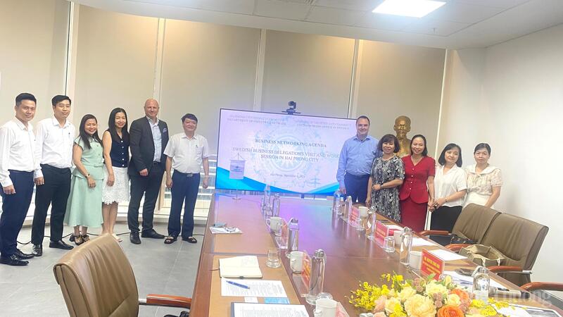 Các đại biểu chụp ảnh lưu niệm tại sự kiện