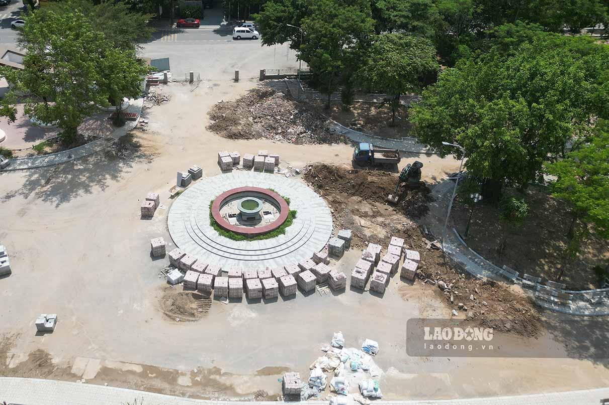 Các hạng mục cuối cùng tại công viên đang được gấp rút hoàn thiện. Ảnh: Đinh Thiện