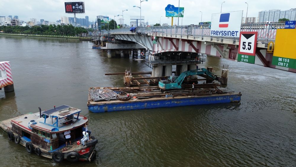 Toàn cảnh công trường thi công cầu Bình Triệu 1. Ảnh: Anh Tú