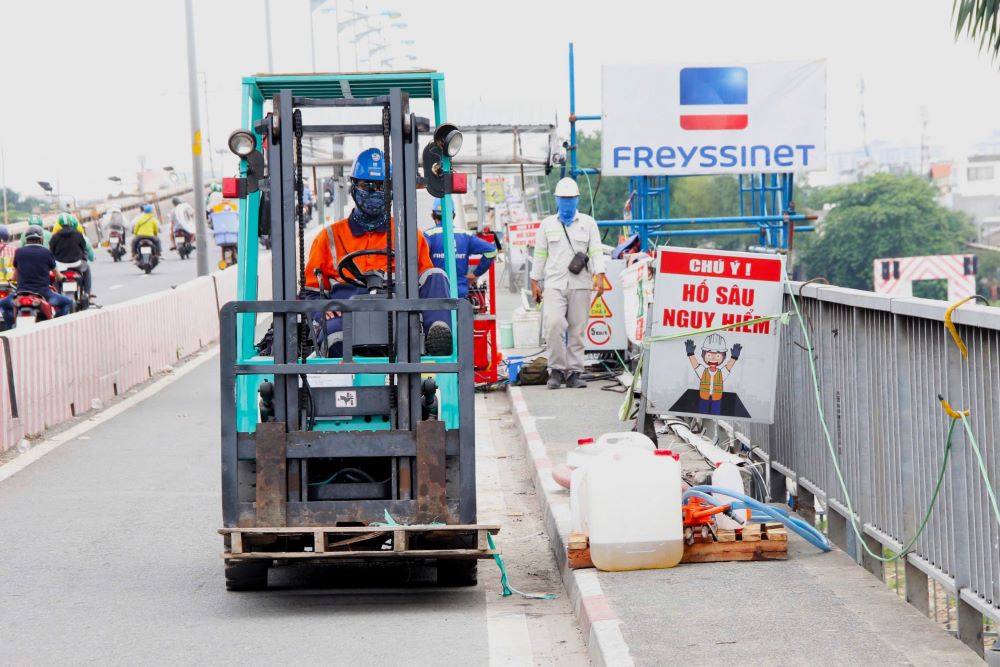 Máy móc, thiết bị hoạt động liên tục phục vụ công trình ngay trong ngày cuối tuần. Ảnh: Thái Bảo