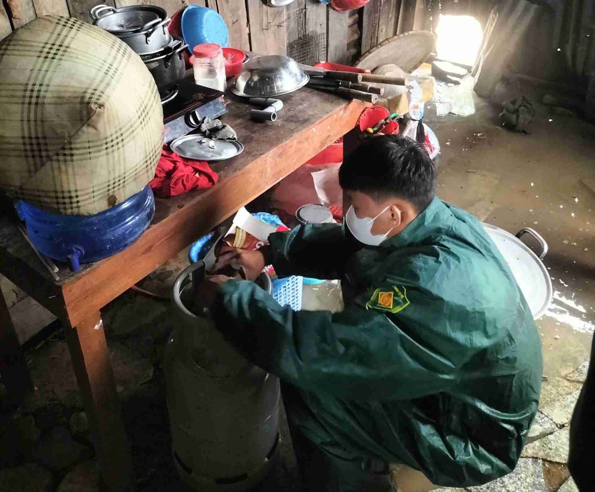 Lực lượng chức năng hỗ trợ bà con vùng ngập lụt. Ảnh: Bảo Trung