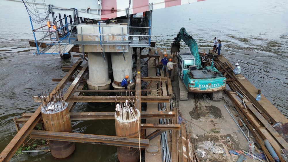 Hệ thống kích thủy lực bố trí dưới các nhịp cầu. Ảnh: Anh Tú