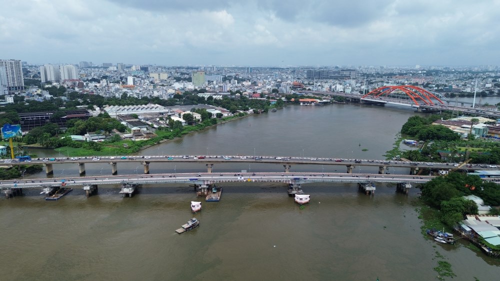 Việc nâng tĩnh không cầu sẽ giúp tàu thuyền qua lại an toàn hơn trên sông Sài Gòn. Ảnh: Anh Tú