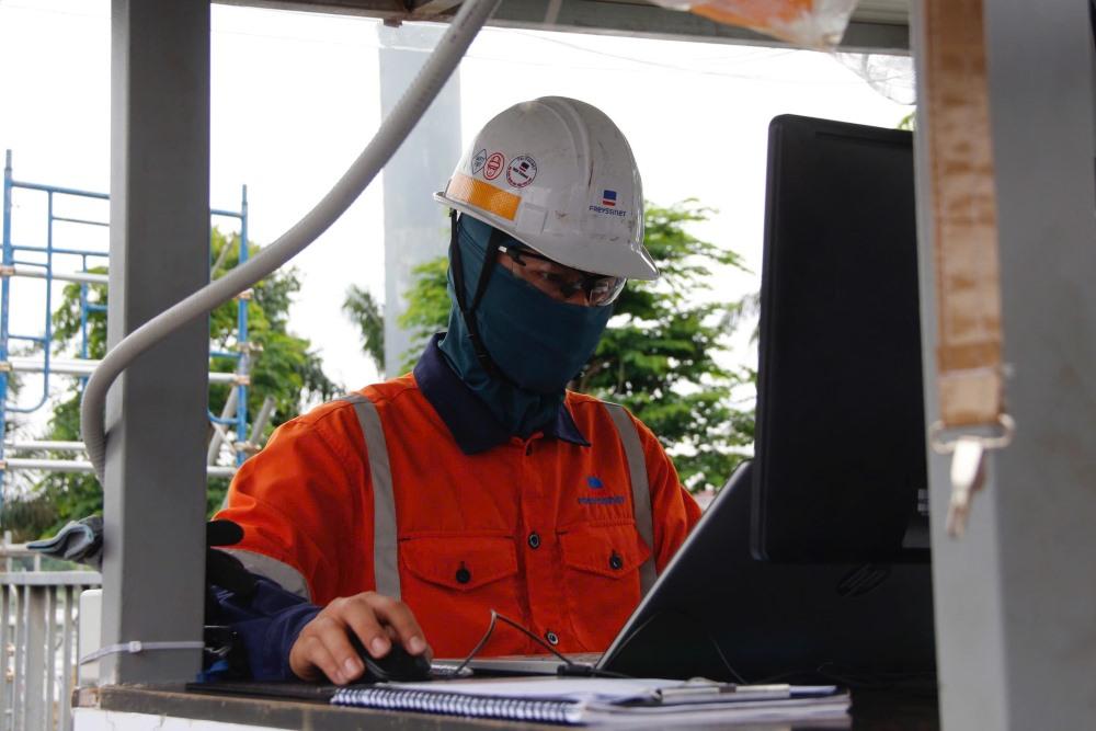 Các kĩ sư, chuyên gia đang theo dõi quá trình vận hành hệ thống kích nâng. Ảnh: Thái Bảo