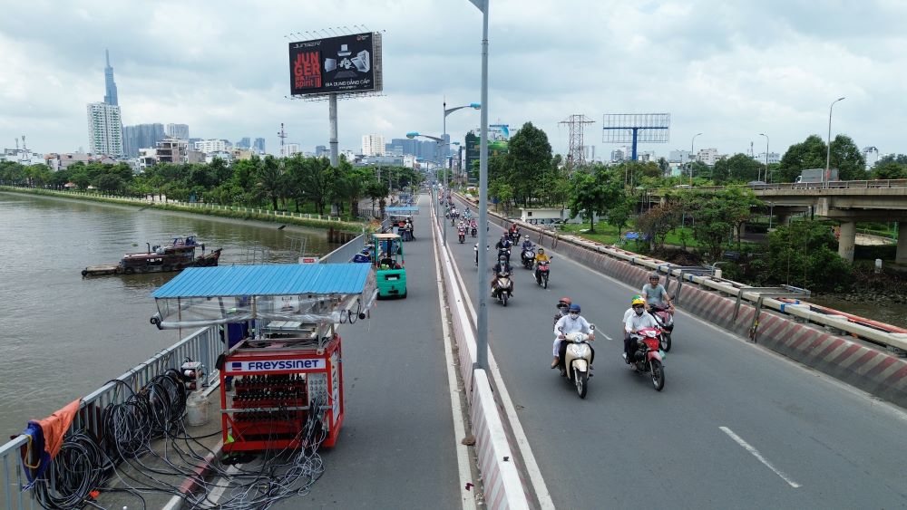 Xe máy di chuyển bình thường qua cầu Bình Triệu 1 dù công trình đang thi công. Ảnh: Anh Tú