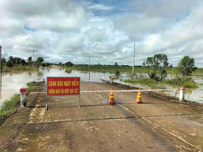 Mưa lũ gây ngập, chia cắt nhiều tuyến đường ở xã biên giới tại Đắk Lắk