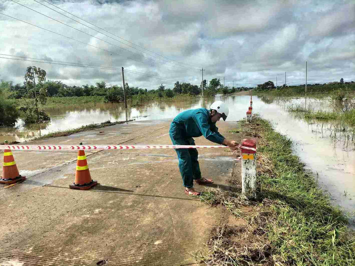 Lực lượng chức năng xã Ia Lốp rào chắn, ngăn phương tiện di chuyển qua nơi nguy hiểm. Ảnh: Bảo Trung