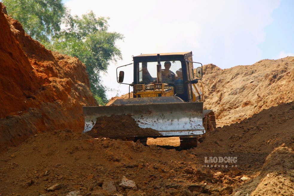 Máy móc hoạt động cầm chừng. Ảnh: Nguyễn Hoàn.