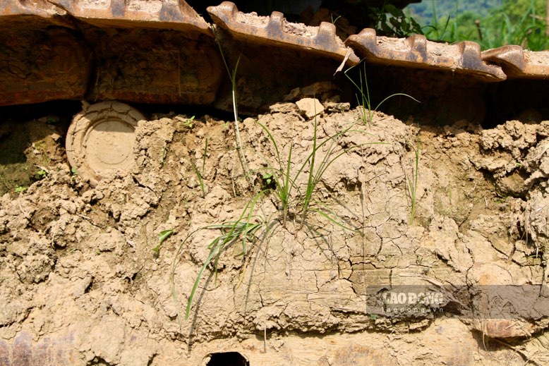 Nhiều máy móc chỏng chơ nằm chờ. Ảnh: Nguyễn Hoàn.