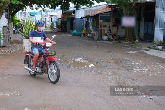 Trước đây, đoạn còn lại của đường Tầm Vu xuống cấp nghiêm trọng, nắng thì bụi, mưa thì lầy.