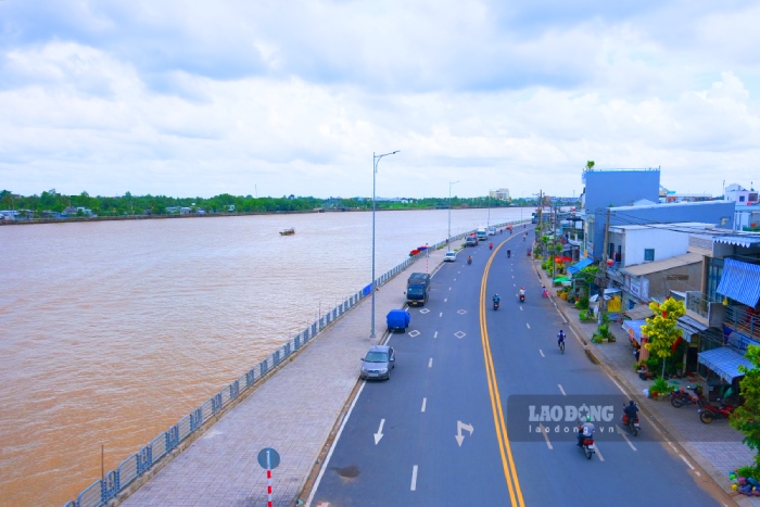 Một phần của tuyến đường Tầm Vu, TP Cần Thơ (đoạn từ đường Trần Ngọc Quế đến chợ Tầm Vu) đã được thảm nhựa rộng rãi, sạch đẹp, thoáng mát, phục vụ tốt việc đi lại của người dân. Ảnh chụp vào tháng 7.2025. Ảnh: Phong Linh.