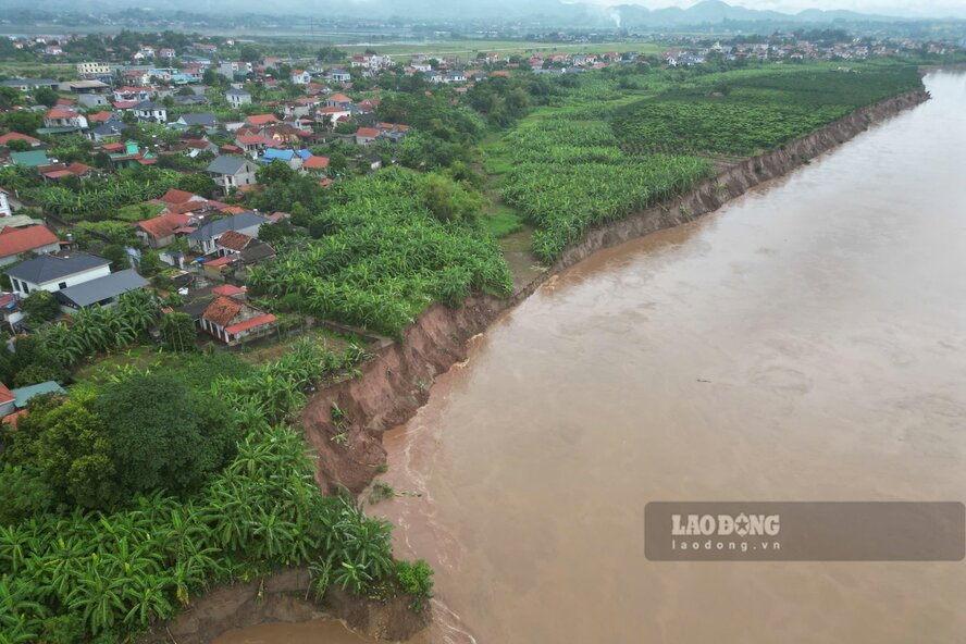 Đoạn sạt lở dài gần 1km. Ảnh: Tô Công.