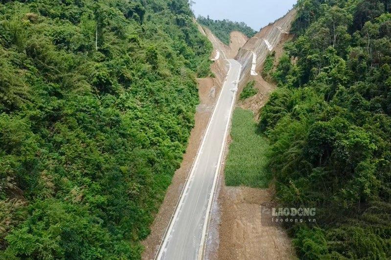 Tuyến đường trăm tỉ đồng nối hồ thủy lợi lớn bậc nhất Thái Nguyên sắp hoàn thiện. Ảnh: Nguyễn Hoàn.
