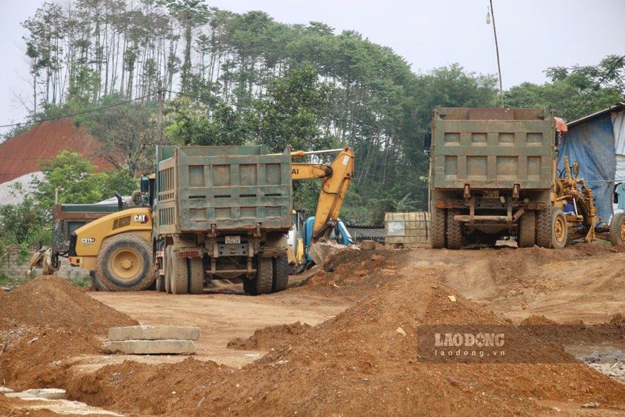 Máy móc, phương tiện huy động triển khai thi công. Ảnh: Nguyễn Hoàn.