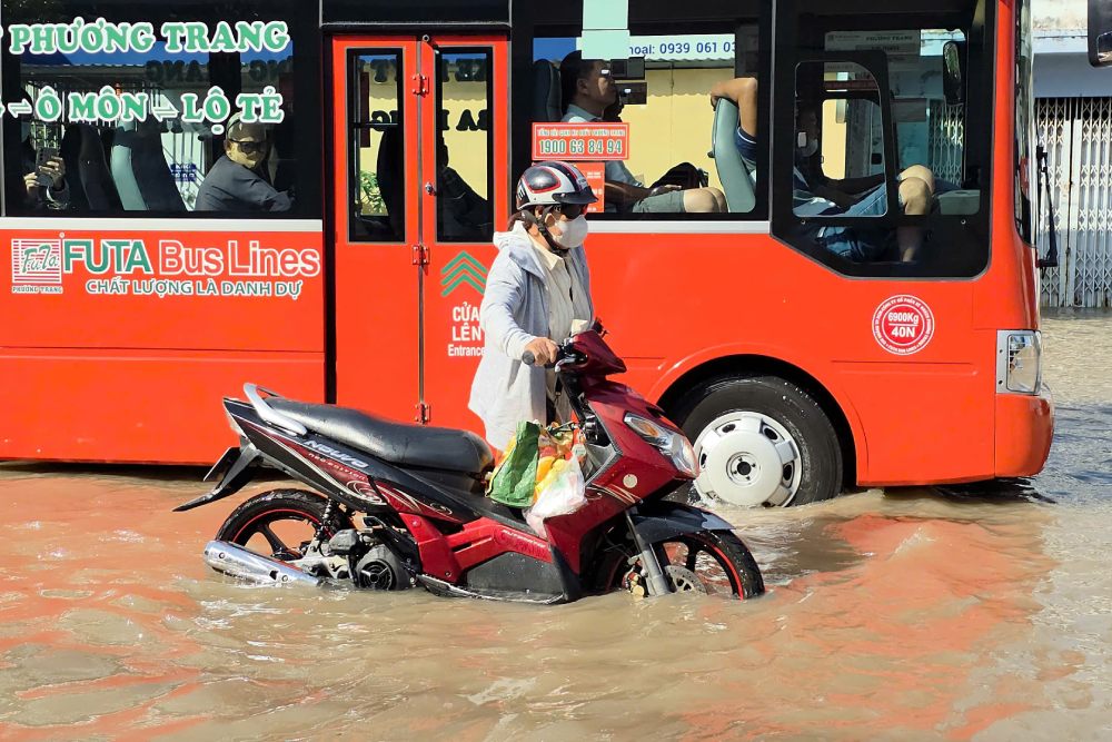 Nhiều phương tiện chết máy, người dân chật vật di chuyển mùa triều cường tại Cần Thơ. Ảnh: Tạ Quang