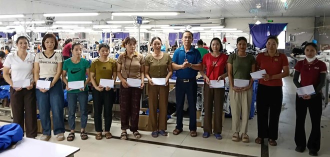 Công đoàn Công ty Cổ phần May xuất khẩu MTV hỗ trợ công nhân lao động khó khăn