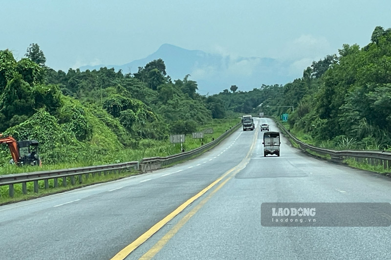 Đoạn Yên Bái - Lào Cai chỉ có 2 làn và không có dải phân cách cứng tiềm ẩn nguy cơ mất an toàn giao thông. Ảnh: Đinh Đại