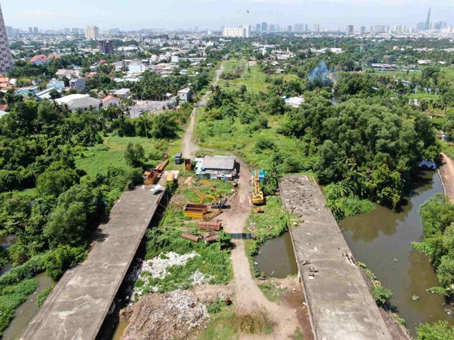 Đoạn Vành đai 2 TPHCM (từ cầu vượt Gò Dưa đến đường Phạm Văn Đồng) dừng thi công hơn 5 năm. Ảnh: Minh Quân