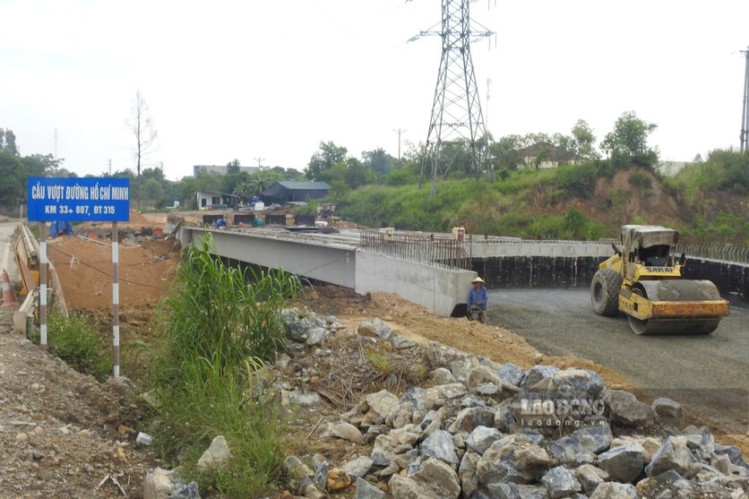 Cầu vượt đường Hồ Chí Minh bắt đầu thành hình. Ảnh: Tô Công.