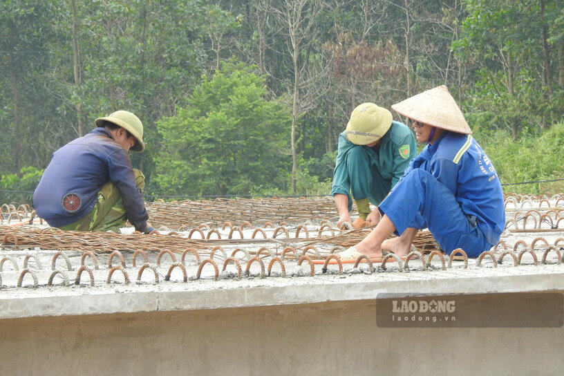 Các công nhân miệt mài thi công cầu vượt đường Hồ Chí Minh. Ảnh: Tô Công.