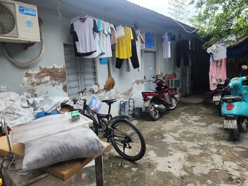 Nhiều hộ dân sống tạm bợ trong khu vực dự án. Ảnh: Minh Hạnh